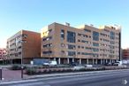 Local en venta en Calle Alfredo Nobel, 25, Alcorcón, Madrid, 28922 con edificio, cielo, ventana, luz de la calle, coche, diseño urbano, bloque de torre, condominio, barrio y área residencial alrededor