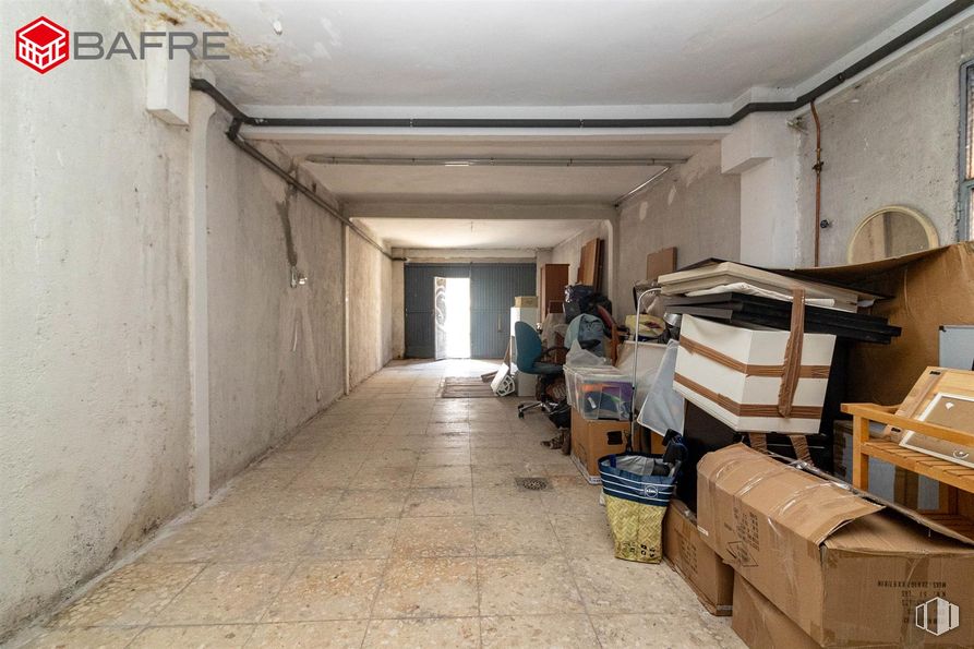 Industrial for sale at Calle Ocaña, La Latina, Madrid, 28047 with shipping box, property, building, architecture, interior design, floor, flooring, wall, door and hall around