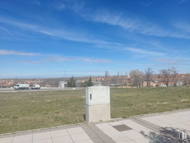 Suelo en venta en Zona plaza de toros, Segovia, 40006 con edificio, cielo, nube, ecorregión, planta, lote de terreno, superficie de la carretera, árbol, asfalto y llano alrededor