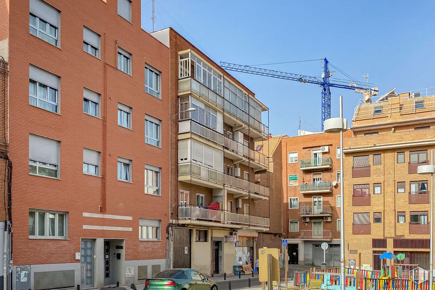 Local en venta en Calle Veza, 47, Tetuán, Madrid, 28029 con edificio, ventana, coche, cielo, bloque de torres, condominio, diseño urbano, barrio, propiedad material y zona residencial alrededor