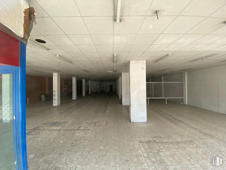 Retail for rent at Avenida Barcelona, 32, Guadalajara, 19005 with fixture, floor, flooring, hall, parking, ceiling, concrete, space, composite material and city around