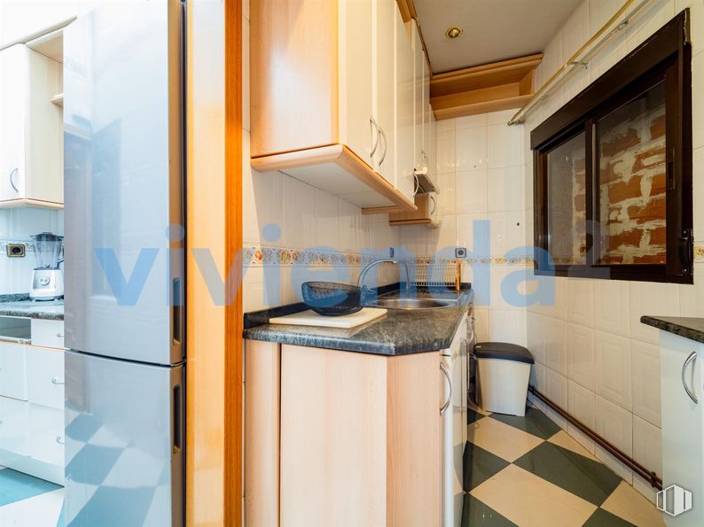 Local en venta en Calle Amador Valdés, Ciudad Lineal, Madrid, 28017 con ebanistería, refrigerador, propiedad, mueble, aparato de cocina, encimera, cocina, azure, electrodoméstico y cocina alrededor