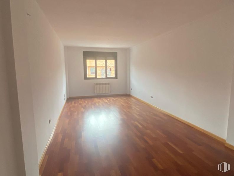 Office for sale at Calle Sabina, Yebes, Guadalajara, 19139 with window, flooring, floor, wood, wood flooring, interior design, ceiling, room, brown and laminate flooring around