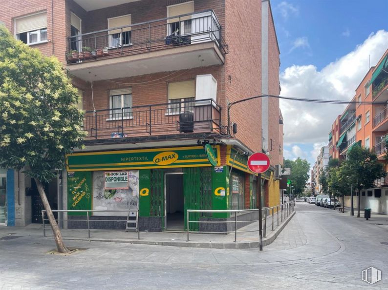 Local en venta en Calle Santa Gema, Alcorcón, Madrid, 28921 con edificio, ventana, árbol, nube, casa, diseño urbano, barrio, zona residencial, superficie de la carretera y inmobiliario alrededor