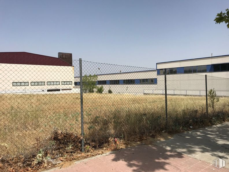 Suelo en venta en Calle Carpinteros, 2504, Boadilla del Monte, Madrid, 28660 con edificio, cielo, planta, lote de tierra, casa, cercas de alambre, árbol, malla, valla y asfalto alrededor