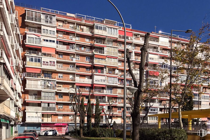 Local en venta en Plaza de Pontevedra, 2, Alcorcón, Madrid, 28925 con edificio, día, propiedad, ventana, infraestructura, planta, bloque de torre, vehículo, diseño urbano y condominio alrededor