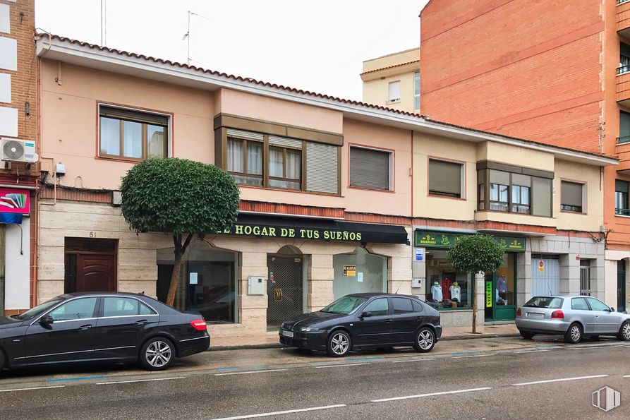 Retail for sale at Avenida Estación, 51, Torrijos, Toledo, 45500 with car, window, building, door, wheel, automotive parking light, tire, land vehicle, vehicle and property around