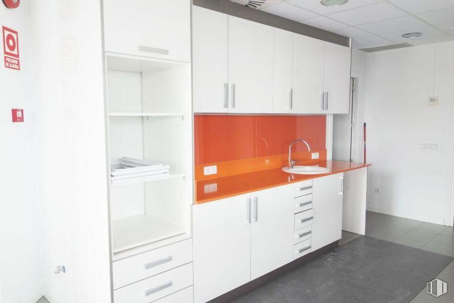 Oficina en venta en Zona Pinar Rozas, Las Rozas de Madrid, Madrid, 28290 con ebanistería, mueble, blanco, edificio, encimera, cajón, accesorio, diseño de interiores, estantería y cocina alrededor