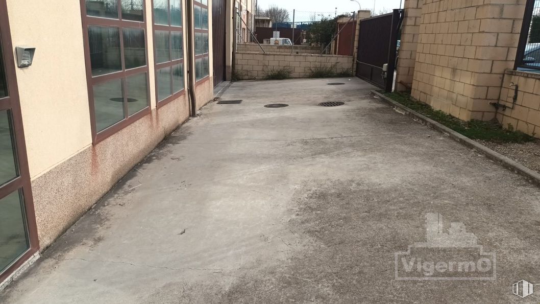 Industrial for rent at Calle Meridiano, Torrejón de Ardoz, Madrid, 28850 with window, door, floor, driveway, parking, concrete, family car, luxury vehicle, sidewalk and mid-size car around