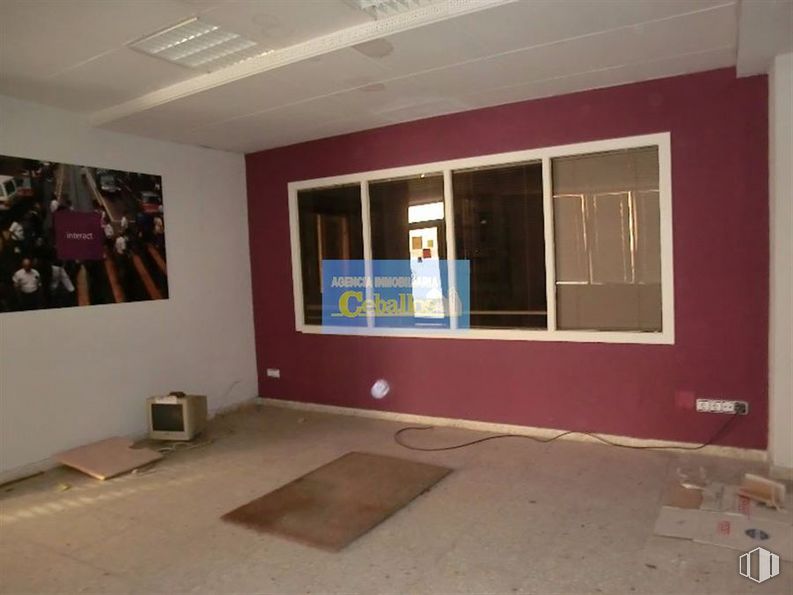 Retail for rent at Avenida Castilla, Guadalajara, 19002 with cabinetry, building, window, paint, wood, interior design, art, floor, flooring and wall around