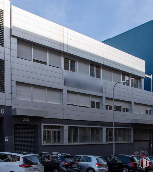 Industrial for sale at Tres Olivos - Valverde, Fuencarral - El Pardo, Madrid, 28034 with car, window, building, land vehicle, vehicle, wheel, tire, sky, automotive parking light and vehicle registration plate around