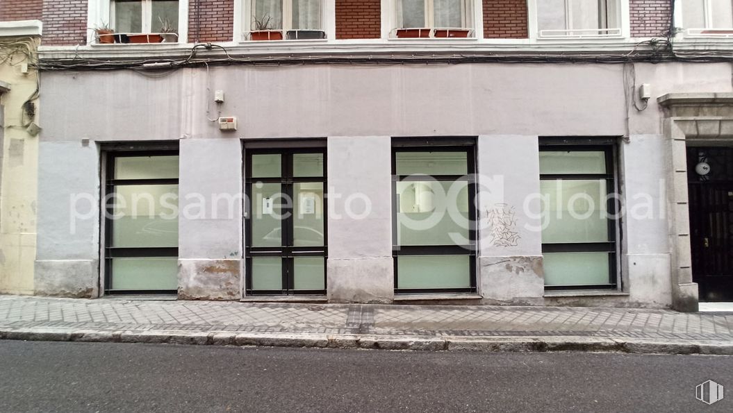 Retail for rent at Calle Olid, 5, Chamberí, Madrid, 28010 with window, door, concrete and sidewalk around