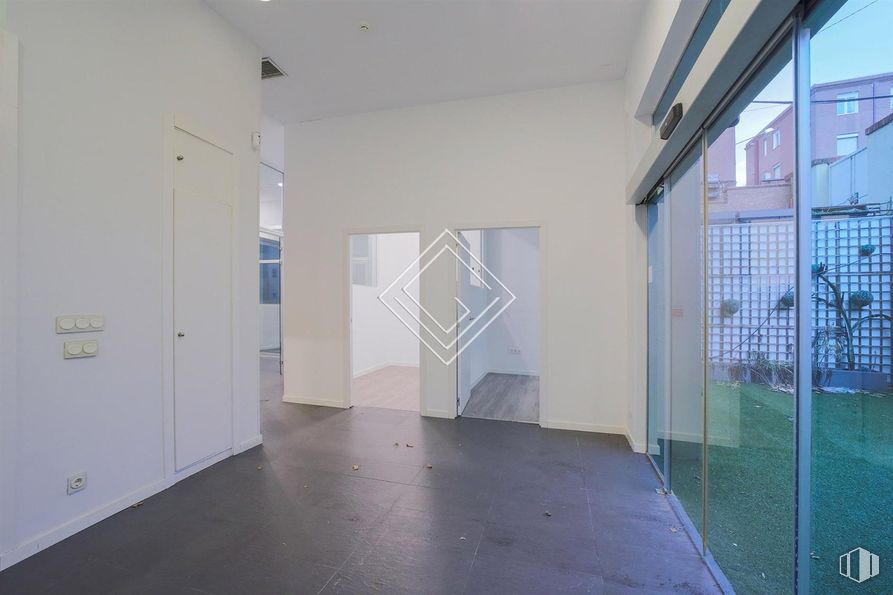 Local en alquiler y venta en Zona Paseo de la Habana, Chamartín, Madrid, 28036 con puerta, accesorio, edificio, arquitectura, suelos, suelo, madera, hall, casa y sombra alrededor