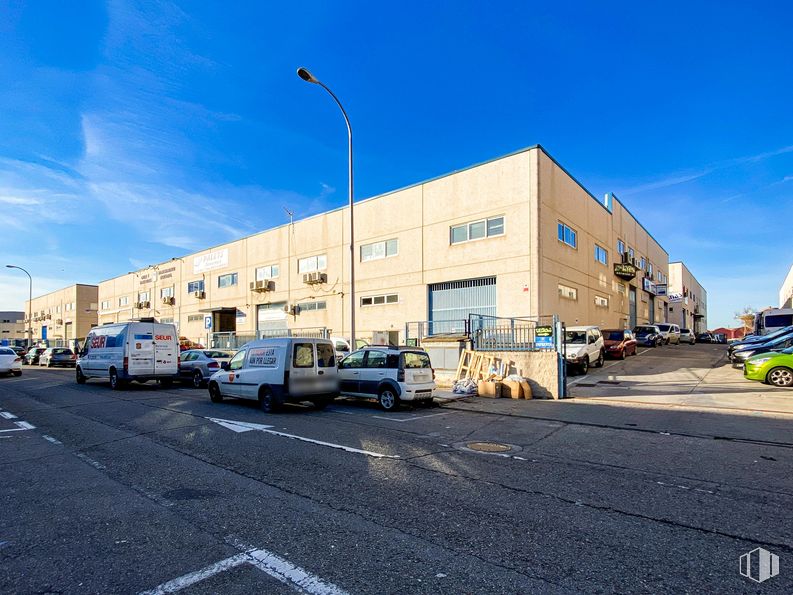 Industrial for sale at Calle Ciudad de Frías, 23, Villaverde, Madrid, 28021 with car, building, van, street light, sky, wheel, cloud, tire, vehicle and road surface around