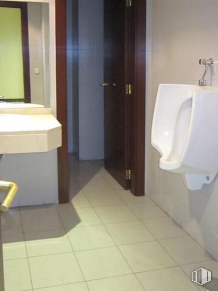 Retail for sale & for rent at Centro urbano, Getafe, Madrid, 28901 with mirror, toilet, plumbing fixture, bathroom, fixture, wood, flooring, door, building and interior design around