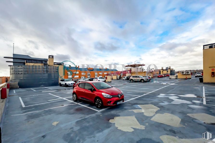 Industrial for rent at Edificio Novosur, Avenida Rosales, 42, Villaverde, Madrid, 28041 with tire, wheel, car, cloud, vehicle, sky, automotive lighting, automotive design, alloy wheel and motor vehicle around