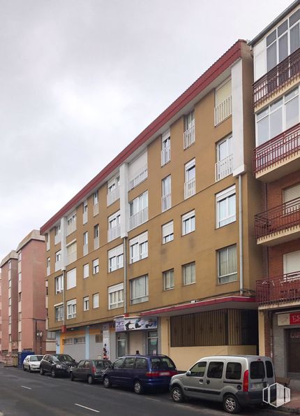 Retail for sale at Avenida Inmaculada Concepción, 50, Ávila, 05005 with car, window, wheel, tire, land vehicle, sky, building, property, vehicle and automotive parking light around