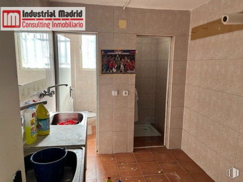 Industrial for sale at Polígono Industrial El Guijar, Arganda del Rey, Madrid, 28500 with bottle, window, container, picture frame, fixture, building, interior design, house, floor and flooring around