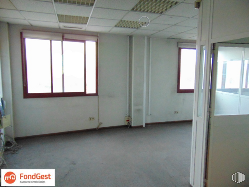 Office for sale at Edificio Alcocer 47, Calle Alcocer, 47, Villaverde, Madrid, 28041 with window, fixture, wood, shade, building, flooring, paint, glass, tints and shades and ceiling around