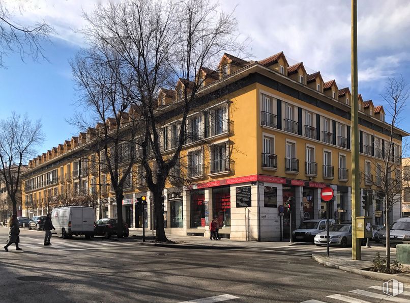 Retail for sale at Calle Abastos, 94, Aranjuez, Madrid, 28300 with building, car, sky, cloud, window, wheel, tree, plant, road surface and house around