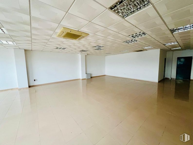 Industrial for sale & for rent at Polígono Industrial Los Olivos, Getafe, Madrid, 28906 with light fixture, floor, flooring, ceiling, wood, interior design, hall, tile flooring, lighting and wood flooring around