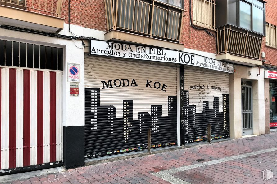 Retail for sale at Calle Sierra Vieja, 77, Villa de Vallecas, Madrid, 28031 with building, window, fixture, architecture, road surface, wood, brick, brickwork, font and wall around