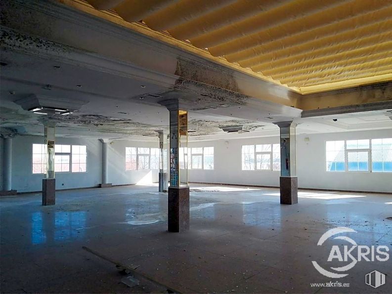 Retail for sale at Avenida de Europa, Griñón, Madrid, 28971 with window, fixture, shade, hall, floor, material property, flooring, tints and shades, gas and ceiling around