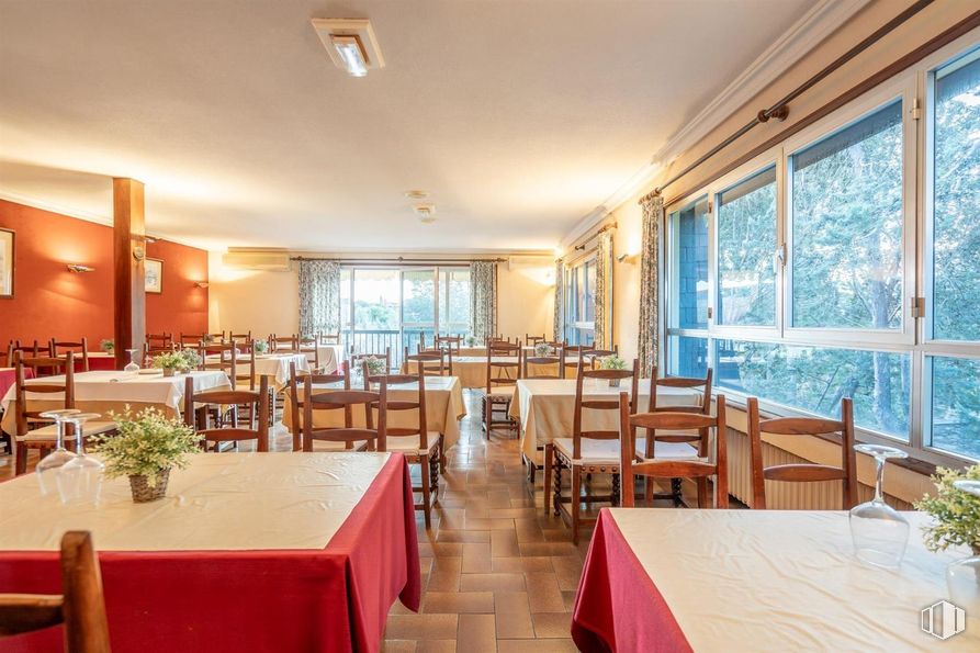 Local en alquiler y venta en Las Matas, Las Rozas de Madrid, Madrid, 28290 con silla, mesa de cocina y comedor, mesa, vajilla, mesa, restaurante, hotel y posada alrededor