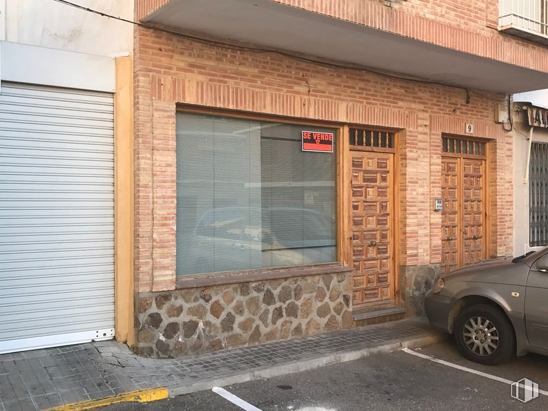 Office for sale & for rent at Plaza España, 9, Alameda de la Sagra, Toledo, 45240 with wheel, car, window blind, window, tire, building, property, vehicle, wood and brickwork around