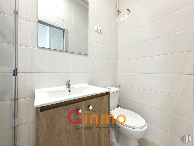 Oficina en alquiler y venta en Edificio Auge I, Calle María Tubau, 8, Fuencarral - El Pardo, Madrid, 28049 con inodoro, mueble de baño, fregadero, ebanistería, espejo, grifo, accesorios de fontanería, lavabo, edificio y cuarto de baño alrededor