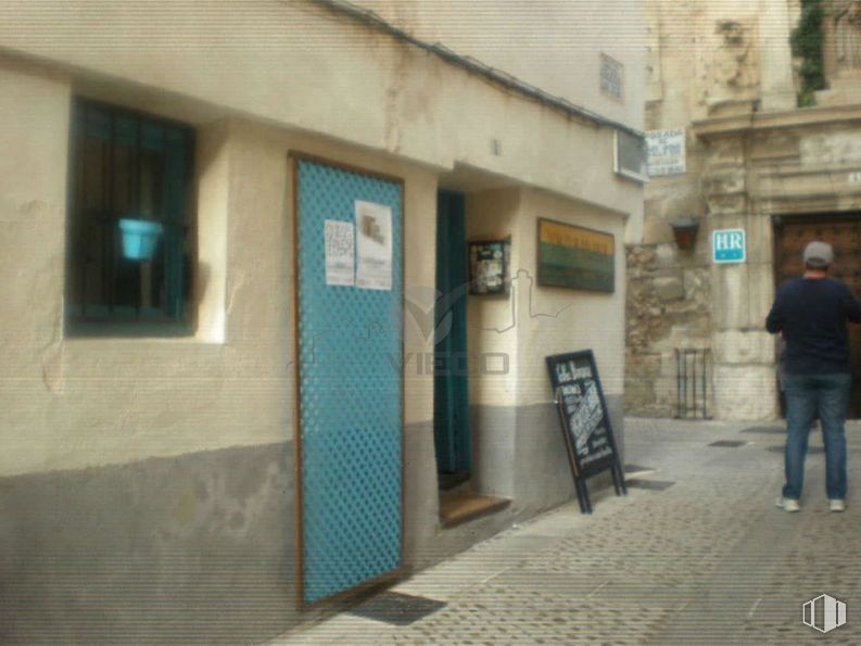 Retail for sale at Casco Histórico, Cuenca, 16001 with jeans, person, window, property, sidewalk, road surface, facade, road, city and alley around