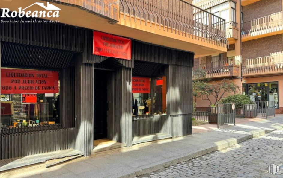 Retail for rent at Calle Doctor Fleming, Ávila, 05001 with building, plant, facade, wood, city, retail, door, mixed-use, street and flowerpot around