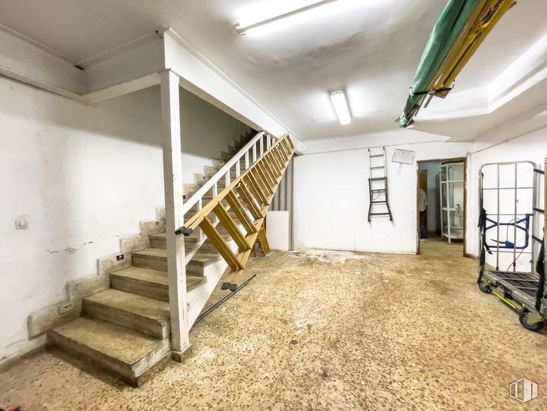 Nave en alquiler y venta en Zona Cobo Calleja, Fuenlabrada, Madrid, 28947 con edificio, puerta, madera, interiorismo, suelos, escaleras, suelo, planta, casa y madera dura alrededor