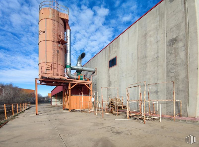 Industrial for sale at Polígono industrial Villacañas, Villacañas, Toledo, 45860 with cloud, sky, silo, asphalt, wall, composite material, road surface, industry, gas and engineering around