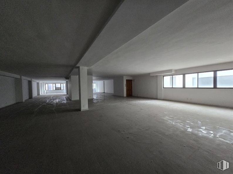 Office for sale at Calle Sol, 32, Talavera de la Reina, Toledo, 45600 with door, window, flooring, floor, ceiling, composite material, hall, concrete, daylighting and silver around