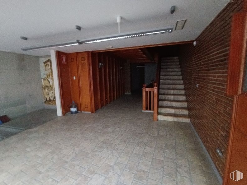 Oficina en venta en Calle Nueva, Toledo, 45001 con accesorio, suelo, madera, suelos, puerta, hall, techo, madera dura, material compuesto y material de construcción alrededor