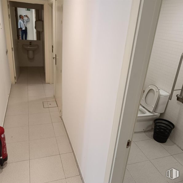 Retail for rent at Zona céntrica, Móstoles, Madrid, 28931 with toilet, door, fixture, floor, flooring, wood, building, home door, handle and hardwood around