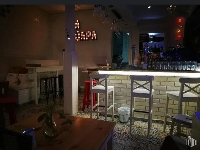 Local en alquiler en Ronda Segovia, Arganzuela, Madrid, 28005 con silla, mueble, interiorismo, bar, restaurante, techo, botella, lámpara, barware y establecimiento de bebidas alrededor