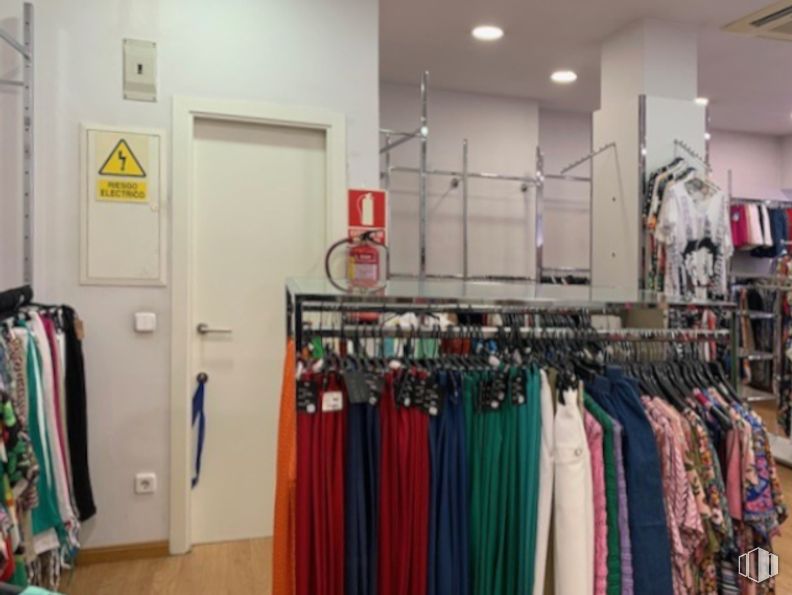 Local en alquiler y venta en Calle Marroquina, Moratalaz, Madrid, 28030 con ropa, percha, textil, camiseta, ropa deportiva, venta al por menor, diseño de moda, tienda, armario y estantería alrededor