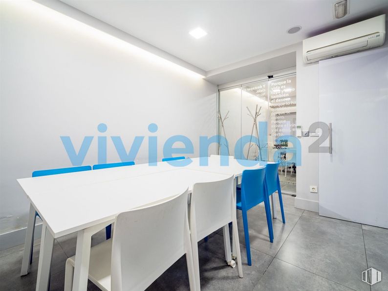 Local en alquiler y venta en Avenida Menéndez Pelayo, Retiro, Madrid, 28007 con silla, mesa de cocina y comedor, mesa, edificio, suelo, suelos, casa, techo, escritorio y fuente alrededor