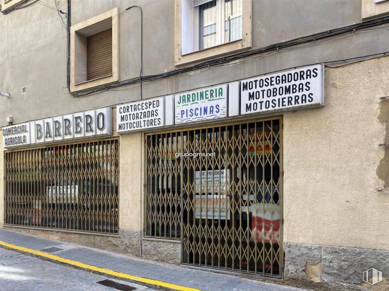 Retail for sale at Zona San Millán, Segovia, 40002 with window, font, wood, facade, road, urban area, fence, building, street and handwriting around