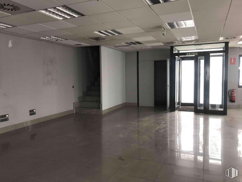 Local en venta en Polígono Alcobendas, Alcobendas, Madrid, 28108 con puerta, hall, accesorio, suelos, suelo, techo, evento, vidrio, edificio y habitación alrededor