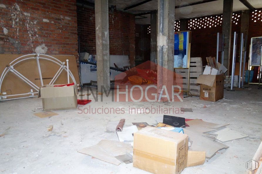 Retail for sale at Zona San Antonio, Ávila, 05005 with box, luggage & bags, bag, property, wood, building, shipping box, floor, flooring and building material around