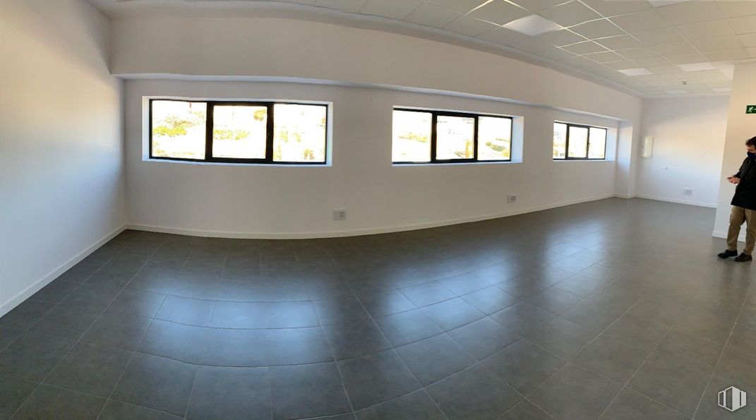 Industrial for rent at Prologis Park Camarma, Zona empresarial, Camarma de Esteruelas, Madrid, 28816 with window, person, clothing, pants, flooring, floor, ceiling, interior design, composite material and glass around