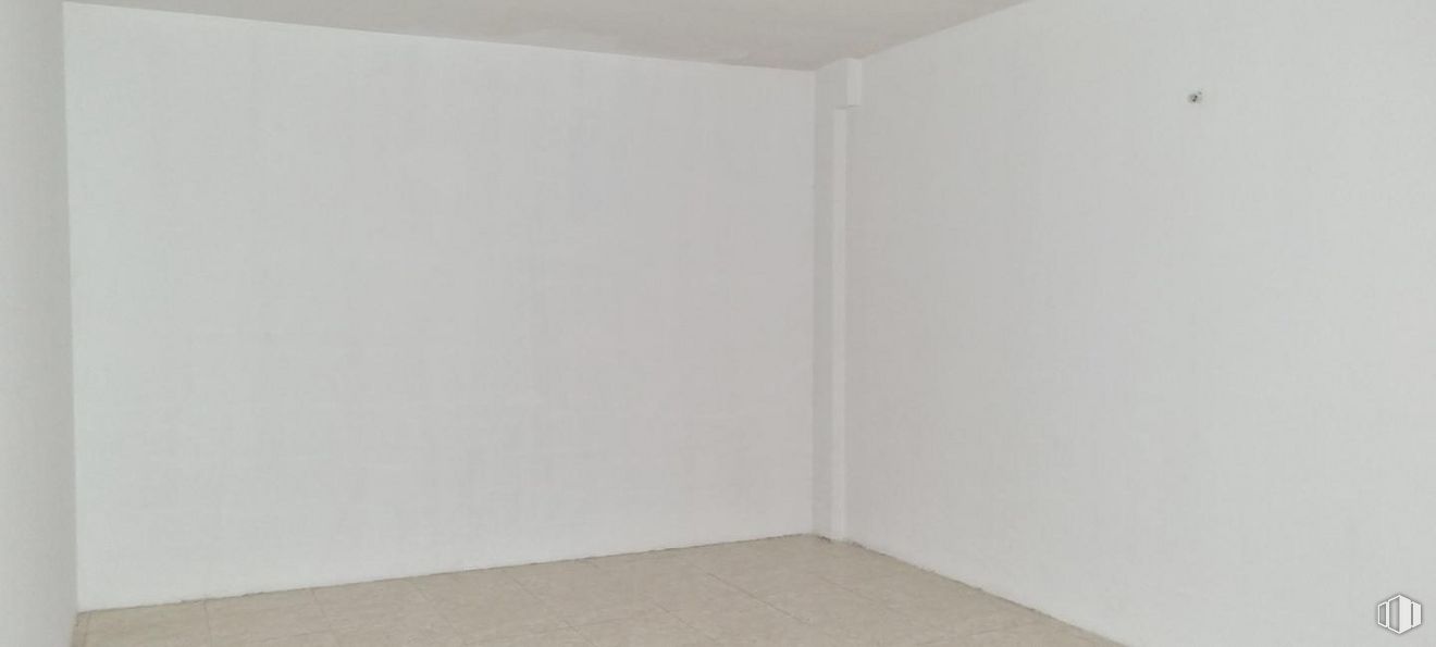 Retail for rent at Calle Mariano Vela, Usera, Madrid, 28026 with wood, flooring, rectangle, ceiling, composite material, plaster, hardwood, shade, plywood and room around