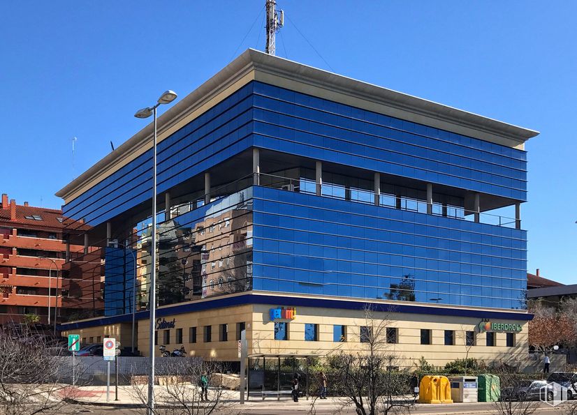 Oficina en alquiler en Calle Berna, 1, Toledo, 45005 con edificio, ventana, cielo, propiedad material, edificio comercial, fachada, ciudad, azul eléctrico, bloque de pisos y vidrio alrededor