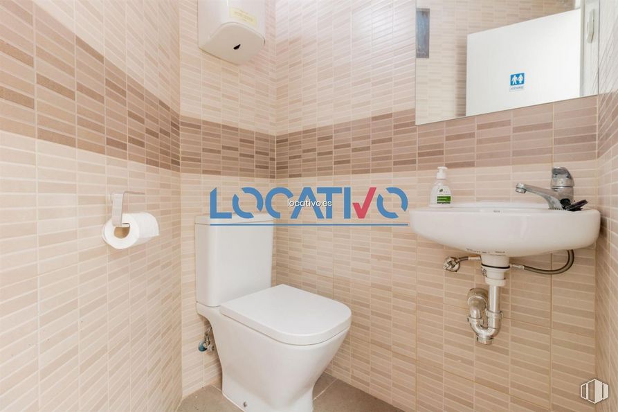 Oficina en alquiler y venta en Zona Centro, Galapagar, Madrid, 28260 con inodoro, grifo, accesorios de fontanería, propiedad, cuarto de baño, accesorio, fregadero, morado, interiorismo y edificio alrededor