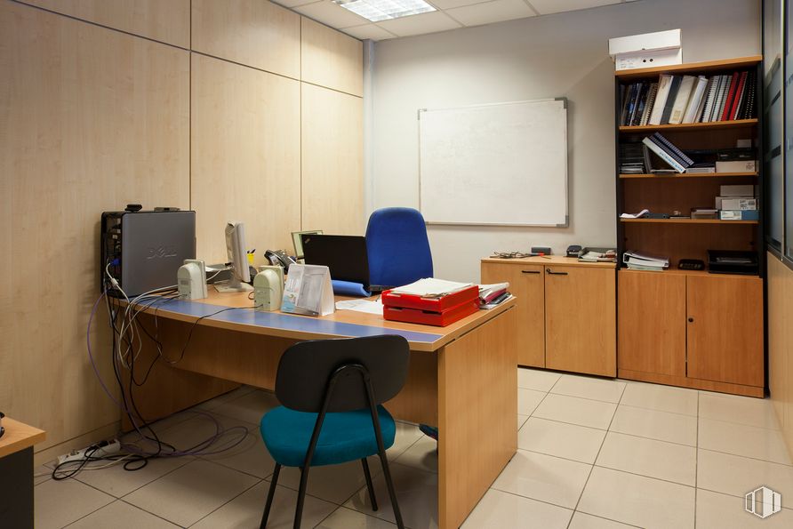 Office for sale at Calle Luis I, Villa de Vallecas, Madrid, 28031 with chair, bookcase, cabinetry, desk, book, table, computer desk, furniture, office chair, building, office supplies and whiteboard around