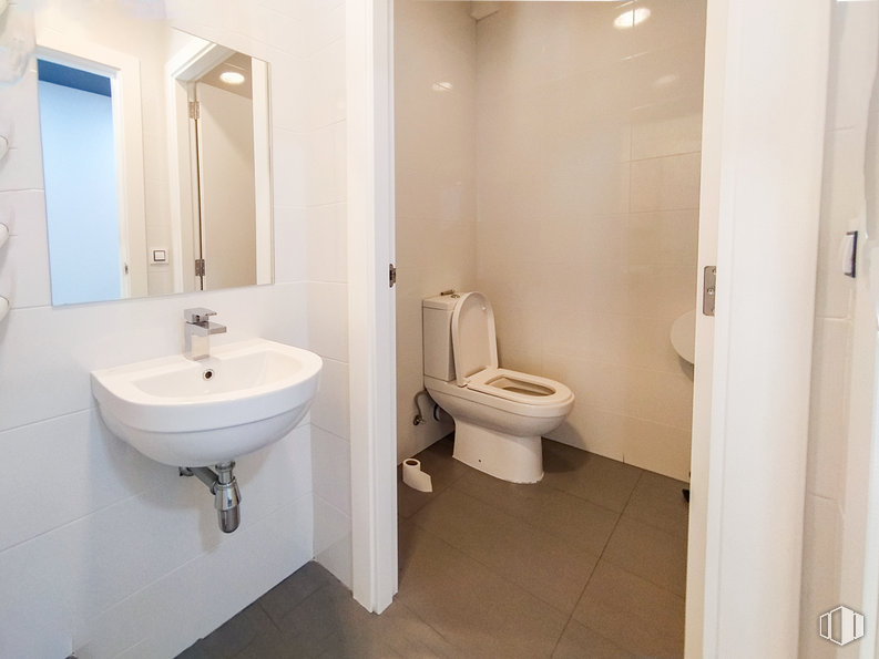 Retail for rent at Avenida Portugal, Ávila, 05001 with toilet, sink, brown, mirror, plumbing fixture, property, building, bathroom sink, tap and purple around