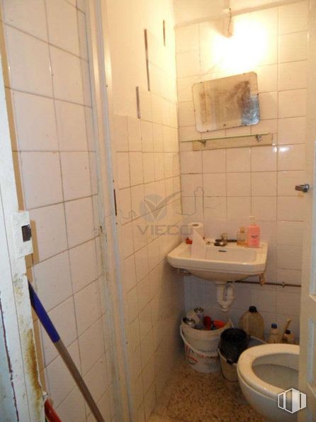 Local en venta en Zona Centro, Cuenca, 16001 con fregadero, inodoro, accesorio de fontanería, propiedad, grifo, edificio, baño, lavabo de baño, morado y asiento de inodoro alrededor